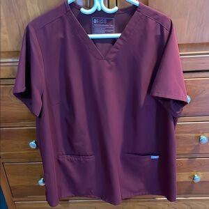FIGS Burgundy Women’s Casma scrubs top in 3xl.